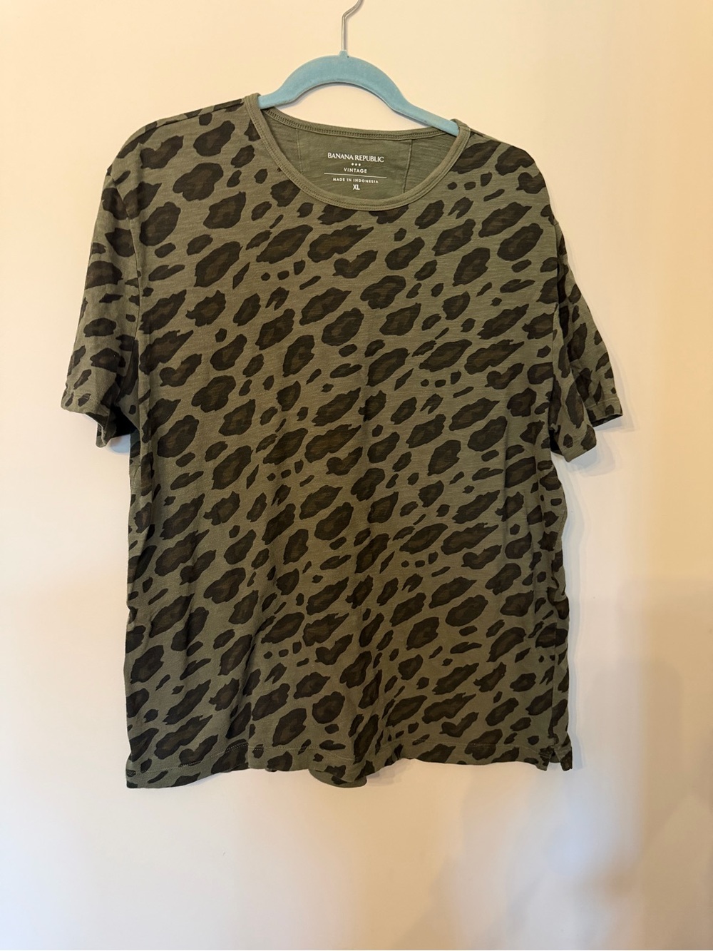 100% Cotton animal print closet staple tee size XL
